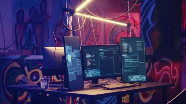 Computerskærme Med Hacking Script Kører Skjult Underjordisk Skærme Neon Lit – Stock-video