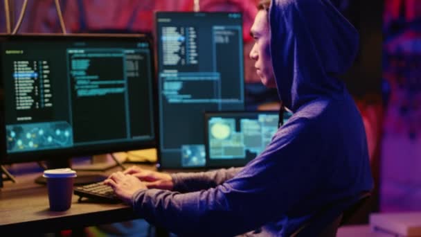 Hacker Beber Café Escritorio Búnker Subterráneo Mientras Que Uso Vulnerabilidades — Vídeos de Stock