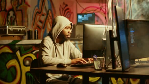 グラフィティのハッカーは 警察のサイレンがマルウェアコードをコンピュータに書き込むのを妨害し 捕まる前に逃げ出した隠れ家を描いた 反ハッキング法執行機関によって発見された刑事デン — ストック動画