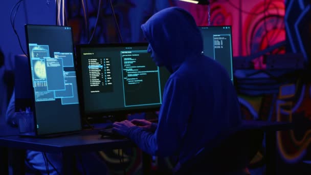 Hackers Cuarto Oscuro Ejecutando Código Para Violar Las Defensas Explotar — Vídeos de Stock