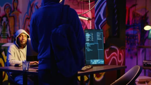 Asiatische Hacker Bei Der Ankunft Einem Unterirdischen Bunker Bereit Datenverletzungen — Stockvideo