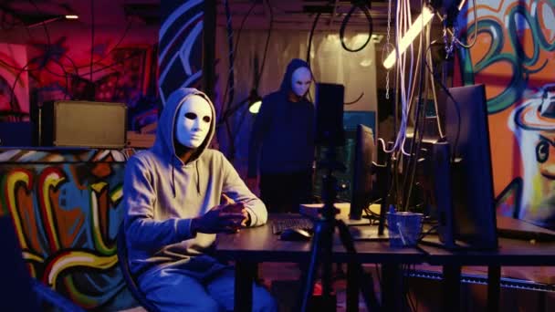 Grupo Hacker Con Máscaras Anónimas Filmando Vídeo Amenazando Otro Gobierno — Vídeos de Stock