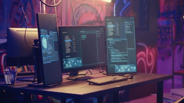 Detailní Záběr Počítačových Obrazovkách Hackerskými Liniemi Kódu Skrytém Podzemním Velitelství — Stock video