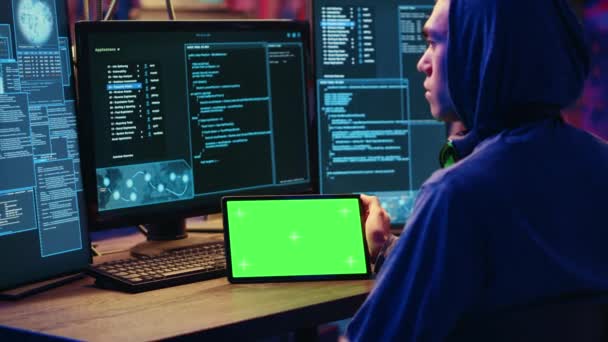 Hackeři Provádějící Počítačovou Sabotáž Pomocí Šifrovacího Trojského Ransomwaru Tabletu Zelené — Stock video