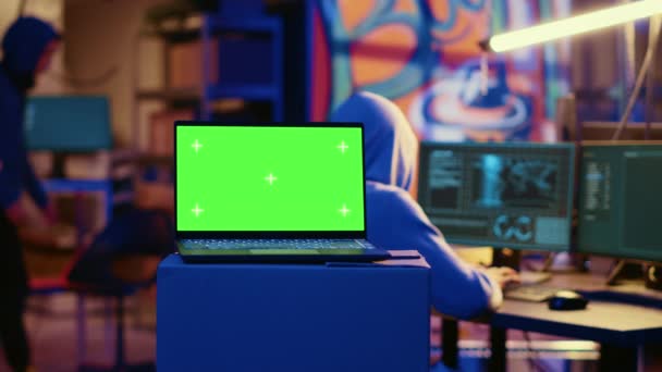 Groene Scherm Laptop Bunker Met Graffiti Muren Achtergelaten Door Hackers — Stockvideo
