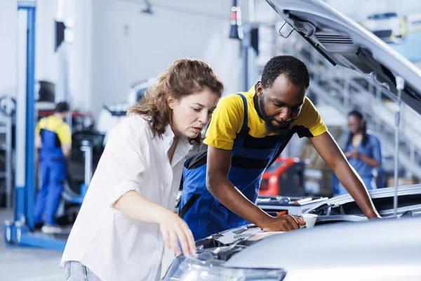 Mechanic Auto Repair Shop Conducts Annual Vehicle Checkup Informing Customer — Stock Photo, Image