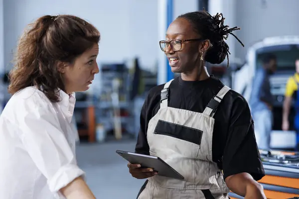 Bipoc Mechanic Car Service Uses Tablet Calculate Invoice Fixing Broken — Stock Photo, Image