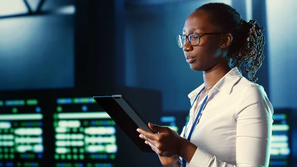 African American Woman Walking Server Farm Rows Providing Processing Resources — Stock Photo, Image