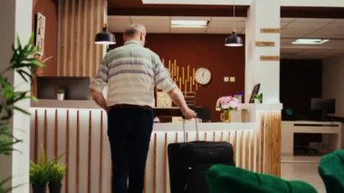 Lobideki servis zilini çalan yaşlı gezgin kayıt formlarını kontrol etmek için otel odacısının yardımını istiyor. Büyük adam tatile başlamak ve uzun bir uçuştan sonra odayı görmek istiyor..