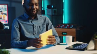 İçerik yaratıcı yeni basılan kitabın video incelemesini kaydediyor, izleyicilere özet sunuyor ve geri bildirim veriyor. İnternet yıldızı abonelere yeni romanı gösteriyor, eleştiri yapıyor