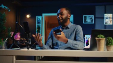 Stüdyo filmlerinin içerik yaratıcısı teknoloji meraklıları için yeni yayınlanan akıllı telefon video eleştirisi. Afrikalı Amerikalı viral internet yıldızı internet şovuna ev sahipliği yapıyor, cep telefonunu açıyor.