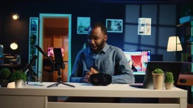 Teknisyen sponsorlu içeriği filme alarak yeni piyasaya sürülen VR gözlük ürünlerini piyasaya sürüyor. Neşeli içerik yaratıcısı abonelere sanal gerçeklik kulaklık parametrelerini sunar