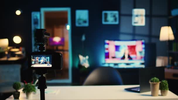 Allegro Influencer Arriva Studio Casa Utilizzando Fotocamera Professionale Filmare Trasmissione — Video Stock