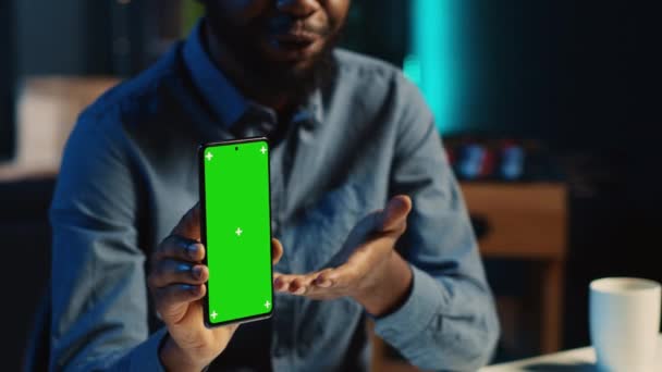 Content Creator Films Chroma Key Smartphone Video Review Tech Enthusiasts — Video Stock