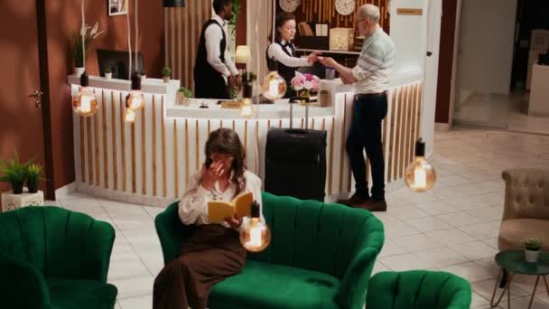 Personel Hotelowy Sprawdza Paszport Starszego Klienta Przybywającego Luksusowego Ośrodka Wypoczynkowego — Wideo stockowe