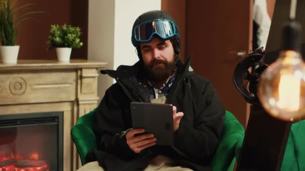 Mannelijke Hotelgast Die Digitale Tablet Gebruikt Loungeruimte Winterkleding Draagt Beschermende — Stockvideo