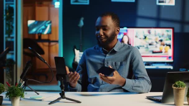 Criador Conteúdo Tecnologia Filmando Revisão Smartphone Recém Lançado Unboxing Dando — Vídeo de Stock