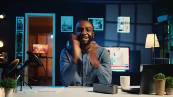African American Star Ligne Faisant Examen Technologie Bluetooth Haut Parleur — Video