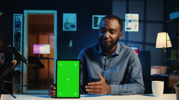 Tech Innehåll Skapare Filma Grön Skärm Tablett Unboxing Vilket Ger — Stockvideo