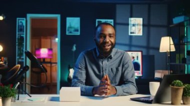 Teknik içerik yaratıcısı paketlenmiş ürünleri neon ışıklarda boks yaparken kaydediyor. Kişisel ev stüdyosu. BIPOC 'un neşe kaynağı sponsorluk yapan ürünleri gösteriyor, aboneleri satın almaya teşvik ediyor