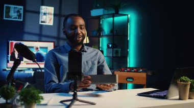 Bluetooth hoparlörlü filmlerin içerik yaratıcısı teknoloji meraklıları için video eleştirisi. Afro-Amerikan viral internet yıldızı internet şovuna ev sahipliği yapıyor, taşınabilir ses sistemi açılıyor