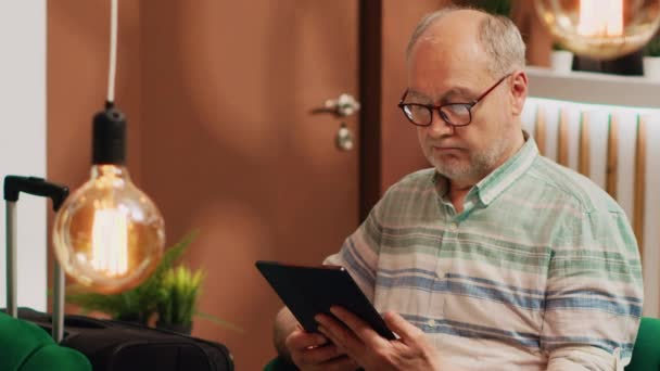 Μεγαλύτερος Άνθρωπος Τουρίστας Στο Σαλόνι Καναπέ Σερφάροντας Στο Διαδίκτυο Ψηφιακή — Αρχείο Βίντεο