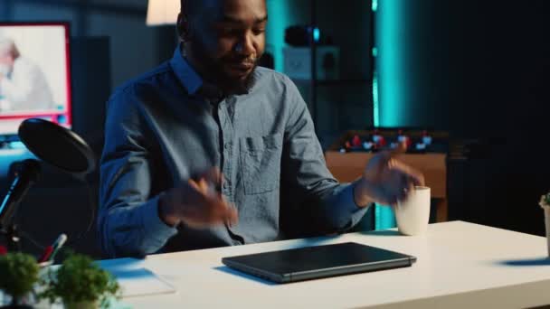 新发行的笔记本电脑的非裔美国人内容创建者拍摄技术评论 并向观众展示规范 向观众展示笔记本电脑的影响者 — 图库视频影像