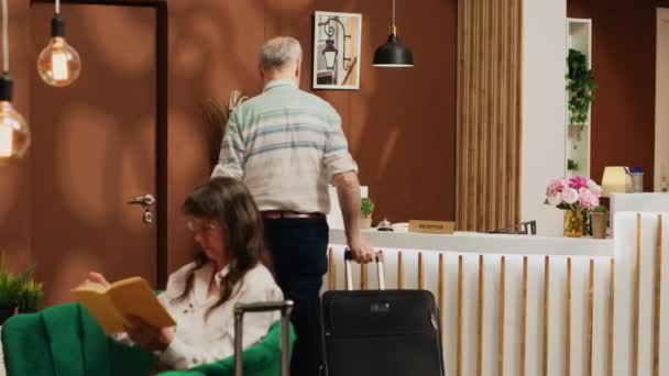 Muž Důchodu Zvoní Servisní Zvonek Aby Přihlásil Recepci Hotelu Přijíždí — Stock video