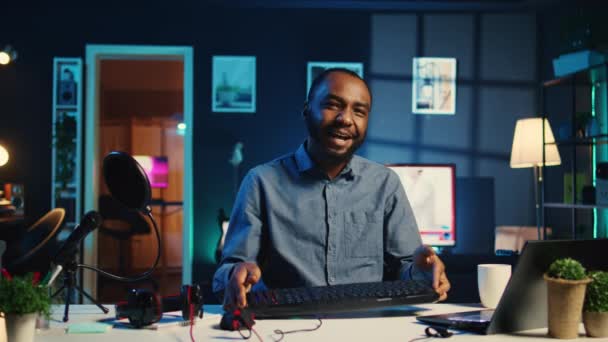 アフリカ系アメリカ人のテクノロジーのインターネットスター撮影レビュー 新しくリリースされた有線ゲーム周辺機器 オーディエンスからのフィードバック 仕様の提示 — ストック動画