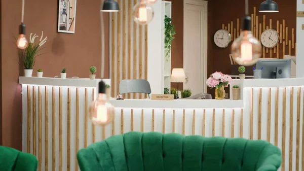 高級なソファーとモダンなフロントデスク スタイリッシュなインテリアデザインの空のトロピカルホテルラウンジエリア 時計とクールライトで装飾されたレセプションロビー 植物との豪華なスペース — ストック写真