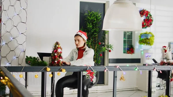 Dolly Out Shot Employee Surprised Coworker Christmas Gift Celebrating Festive — Stock Photo, Image