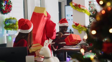 Mutlu personel Noel Baba 'dan Noel Baba' nın süslü çalışma alanında hediyeler alıyor. Kılık değiştirmiş iş arkadaşı, Noel partisinden önce hediyelerle masum bir çalışanı şaşırtıyor.