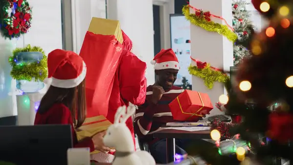Glückliche Mitarbeiter Die Ihrem Weihnachtlich Geschmückten Arbeitsplatz Geschenke Vom Weihnachtsmann — Stockfoto