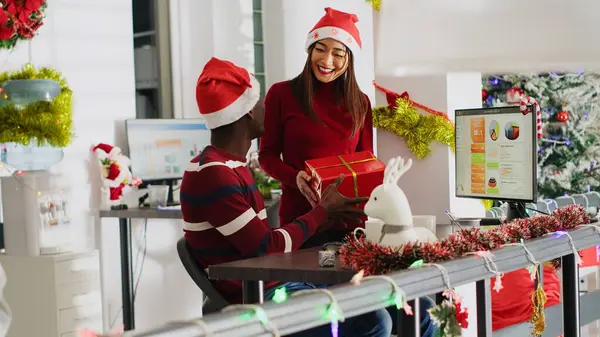 Zoom Shot Employee Surprised Coworker Thoughtful Christmas Gift Festive Ornate — Stock Photo, Image