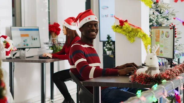 Dost Canlısı Afro Amerikan Girişim Çalışanının Portresi Süslü Ofiste Noel — Stok fotoğraf
