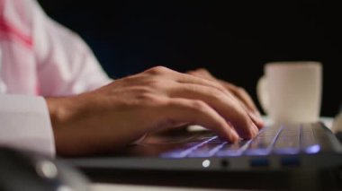 İş adamının e-posta göndermek için ofis masasında dizüstü bilgisayarını ve dokunmatik bilgisayarını aşırı yakından çekmesi. Şirket yöneticisinin dijital cihaza yazı yazması, evrak düzenlemesi