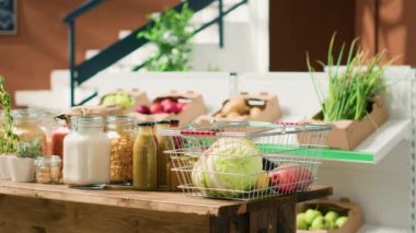 Geri dönüşümlü kavanozlardaki mısır gevrekleri ve baharatlar yerel süpermarket raflarına satılık, yerel olarak yetişmiş düşük karbon ayak izi ürünleri. Markette taze toplanan kimyasallar bedava sebzeler..