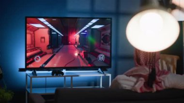 Profosyonel film tarafından internete yüklenen video oyunu görüntülerini izleyen bir adam. Arap oyuncular evde oturup oyun bilgilerine bakarak işten izin almanın keyfini çıkarıyorlar.