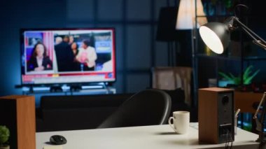 Müslüman girişimci güne evden başlıyor, laptop açıyor, internette sörf yapıyor. Orta Doğulu bir adam elinde kahve ve e-postalarla şahsi dairesine geliyor.