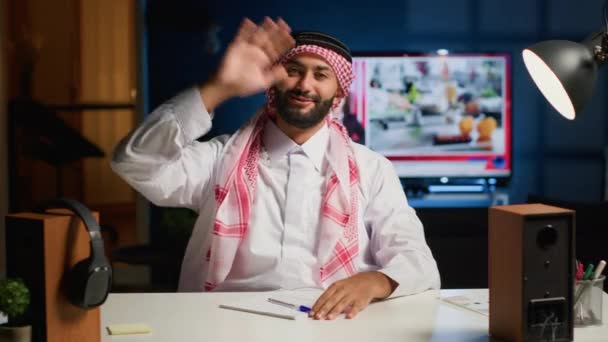 Gülümseyen Arap Portresi Öğretmenle Webinar Telekonferansına Dikkat Ediyor Çevrimiçi Videodaki — Stok video