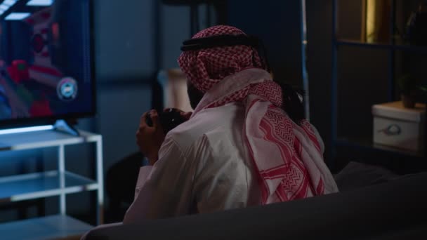 Orta Doğulu Bir Adam Video Oyunları Oynuyor Uzun Bir Gününden — Stok video