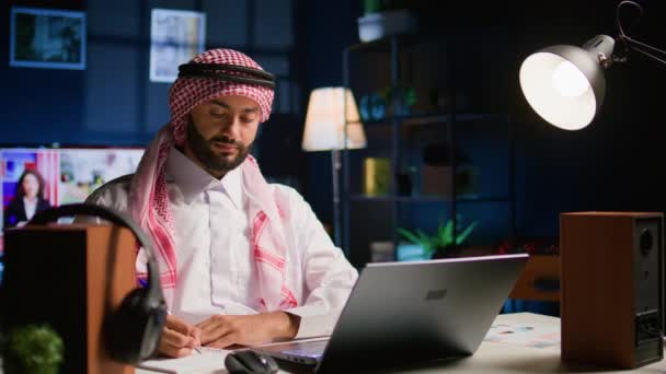Portret Van Een Gelukkige Arabische Telewerker Die Afstand Werkt Een — Stockvideo