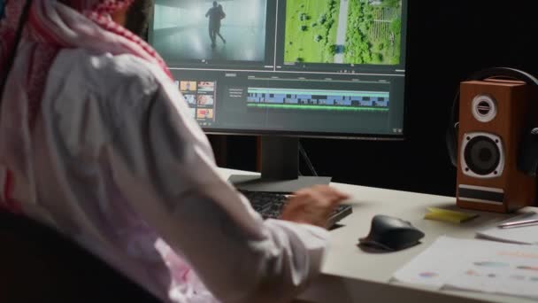 Arabski Operator Filmowy Redagujący Nowy Projekt Tworzący Montaż Filmu Pracujący — Wideo stockowe