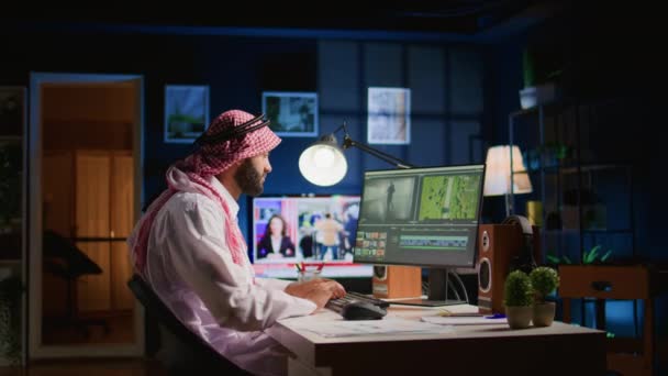 Colorista Musulmán Que Usa Auriculares Mientras Edita Proyecto Crea Montaje — Vídeos de Stock