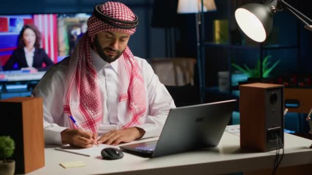Moslim Ondernemer Die Thuis Werkt Laptop Gebruikt Notities Schrijft Midden — Stockvideo