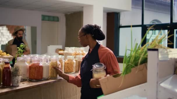 Afrikansk Amerikansk Säljare Snabbköpet Fyller Hyllor Med Pasta Eller Såser — Stockvideo