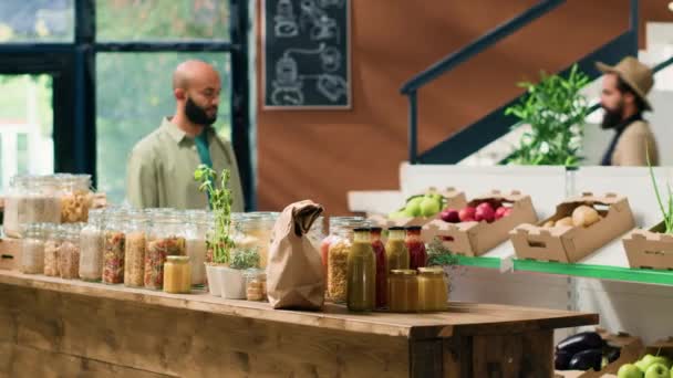 Eco Hombre Consciente Comprar Alimentos Frescos Una Tienda Comestibles Local — Vídeos de Stock