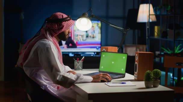 Arabiska Distansarbetare Mata Data Mockup Laptop När Arbetar Hemifrån Egenföretagare — Stockvideo