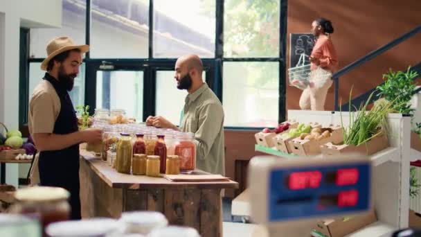 Gründer Des Bio Supermarktes Öffnet Mehrwegverpackungen Mit Schüttgütern Präsentiert Pasta — Stockvideo