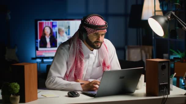 Employé Arabe Avec Écouteurs Sans Fil Travaillant Partir Bureau Salon — Video